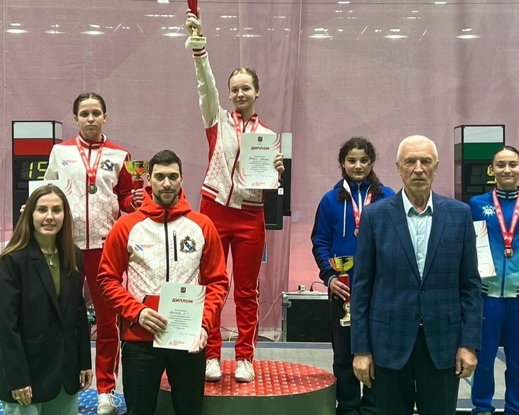     Курские рапиристки завоевали 2 медали на кадетском турнире в Москве