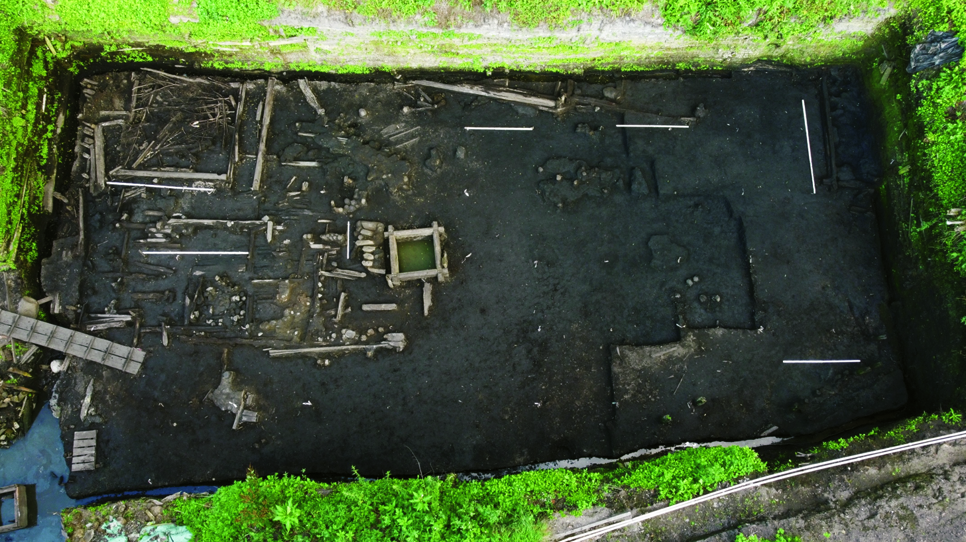 Планировка древнего квартала: вид сверху на раскоп с остатками деревянных конструкций, (источник: historyrussia.org)