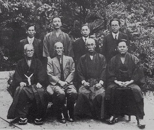 Участники встречи «Большой семьи мастеров окинавского то-дэ».