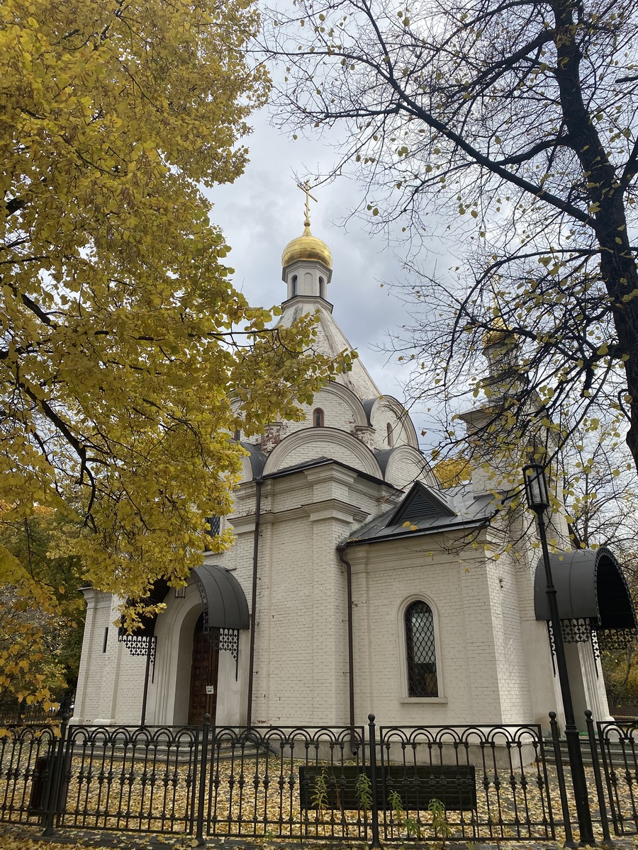 Церковь Усекновения главы Иоанна Предтечи у Новодевичьего монастыря
