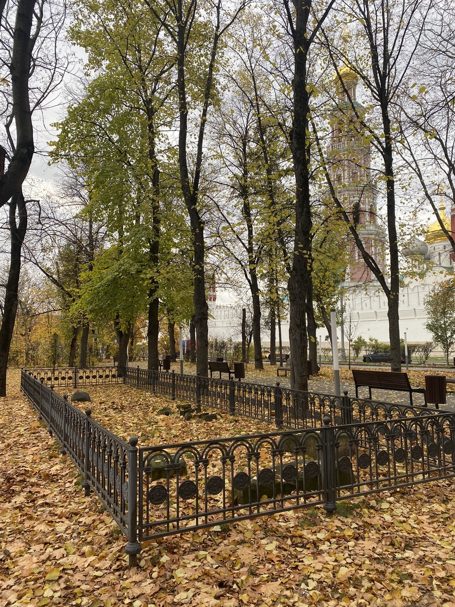 Захоронения у церкви Усекновения главы Иоанна Предтечи у Новодевичьего монастыря