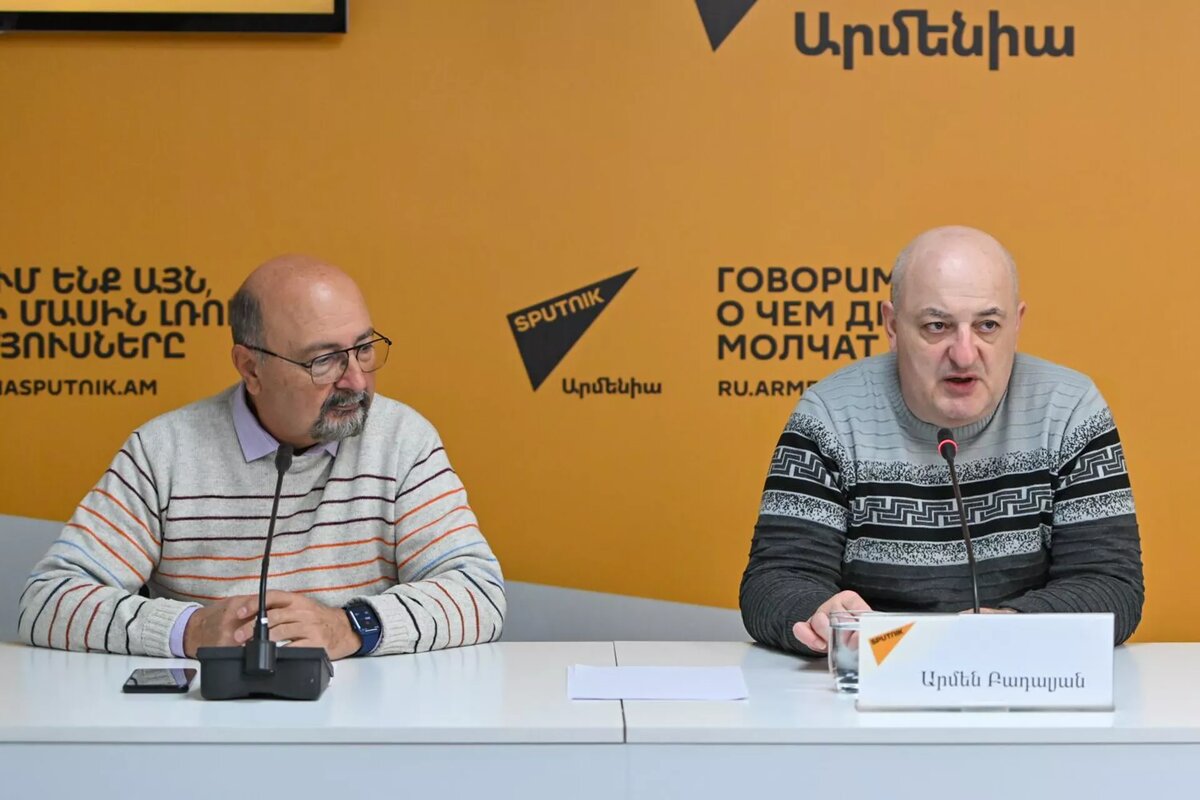 Политтехнолог Армен Бадалян на пресс-конференции "Борьба с коррупцией или оппозицией? События в Армении с точки зрения политтехнолога" (24 октября 2025). Еревaн © Sputnik / Aram Nersesyan