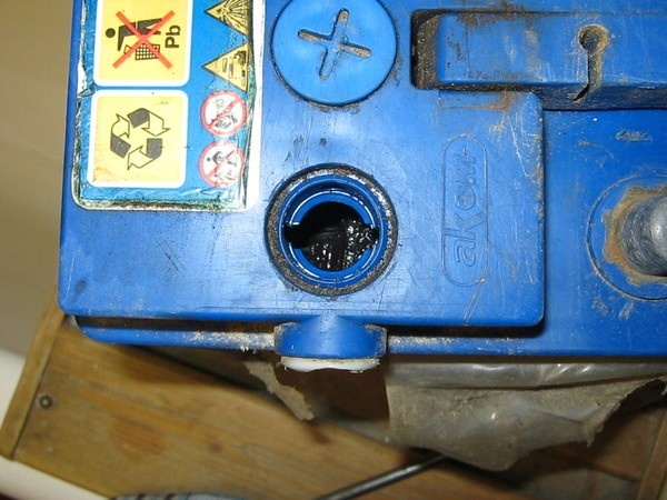 Отсутствие электролита в банке, может вывести его из строя, может произойти замыкание банки