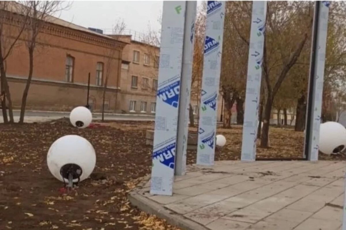    В Орске неизвестные вандалы раздолбали новые фонари в сквере им. Пушкина