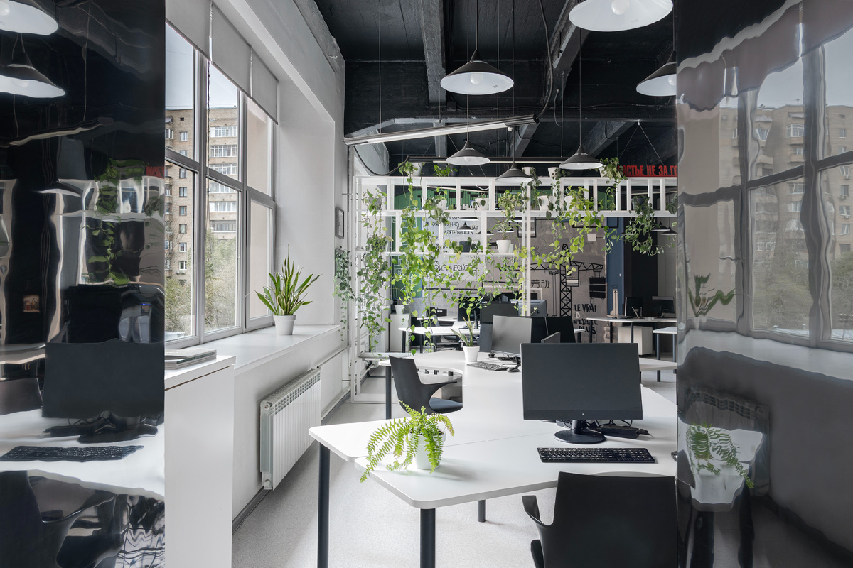 Освещение, Lucide и Halla. Столы выполнены на заказ. Стулья, Kartell и Vitra. Искусство, Павел Пепперштейн, Олег Устинов, Такаси Мураками. Фото Варвара Чеснокова.