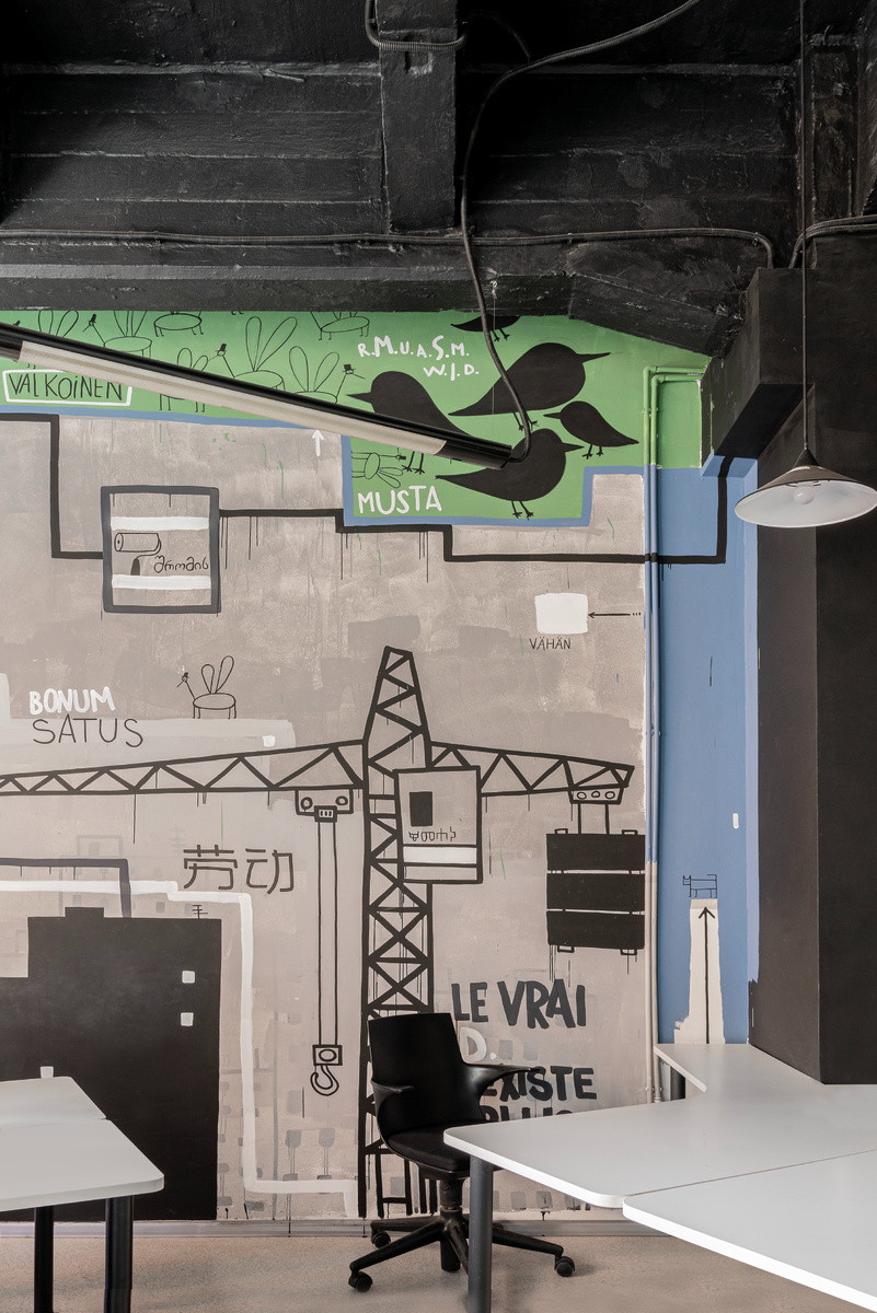 Стена расписана художником Валерием Чтаком.