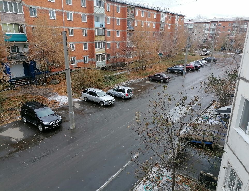 Это фото из окна, снежок немного  видно