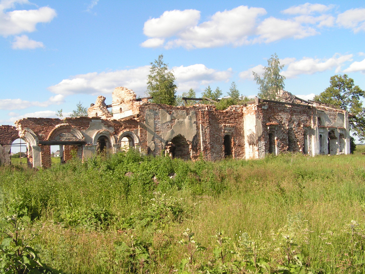 Разрушенная церковь в с. Шмаковском Ирбитского района Свердловской области.