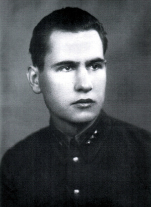 "По окончании школы всем присвоили звание – два кубика, а мне – три: через ступень выше. Мне ещё 20 лет, а там – три кубика! Я – единственный! – тянули... и – оставили на работу в Москве. Тогда говорю: «Нет, я – только там, где боевой участок!» Там ещё старший: «Что ты, дурак? Это редкое дело, соглашайся». Я говорю: «Нет, нет, нет!»"