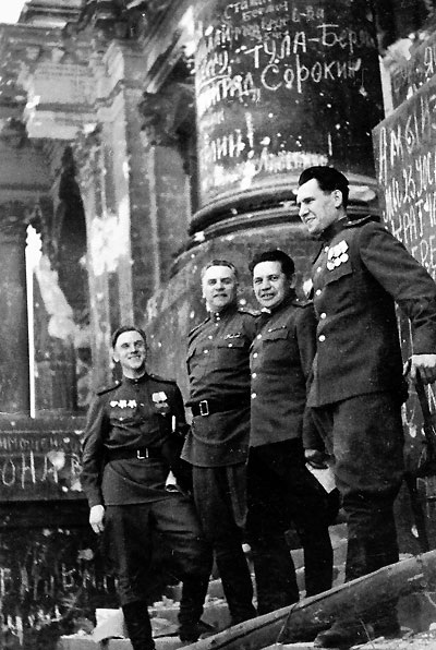 Иванов Леонид Георгиевич (крайний справа) — ровесник военной контрразведки, родился в 1918 году в с. Чернавка Тамбовской губернии. Военная контрразведка стала судьбой этого удивительного человека, именно ей он посвятил всю свою жизнь.