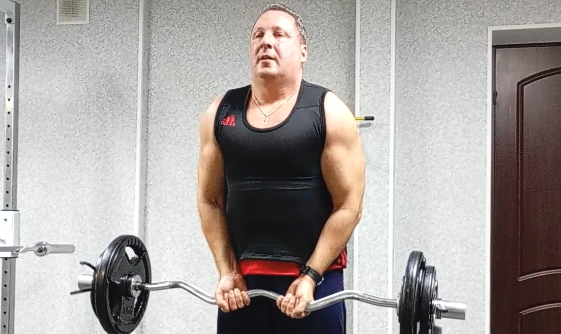 Подъём штанги на бицепс - что ещё нужно, чтобы немного поднакачать руки... 