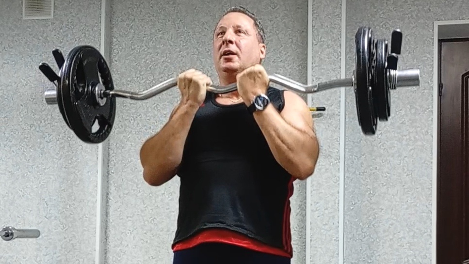 ...выполняя подъём штанги на бицепс, чувствуешь себя помоложе лет на 25-ть!