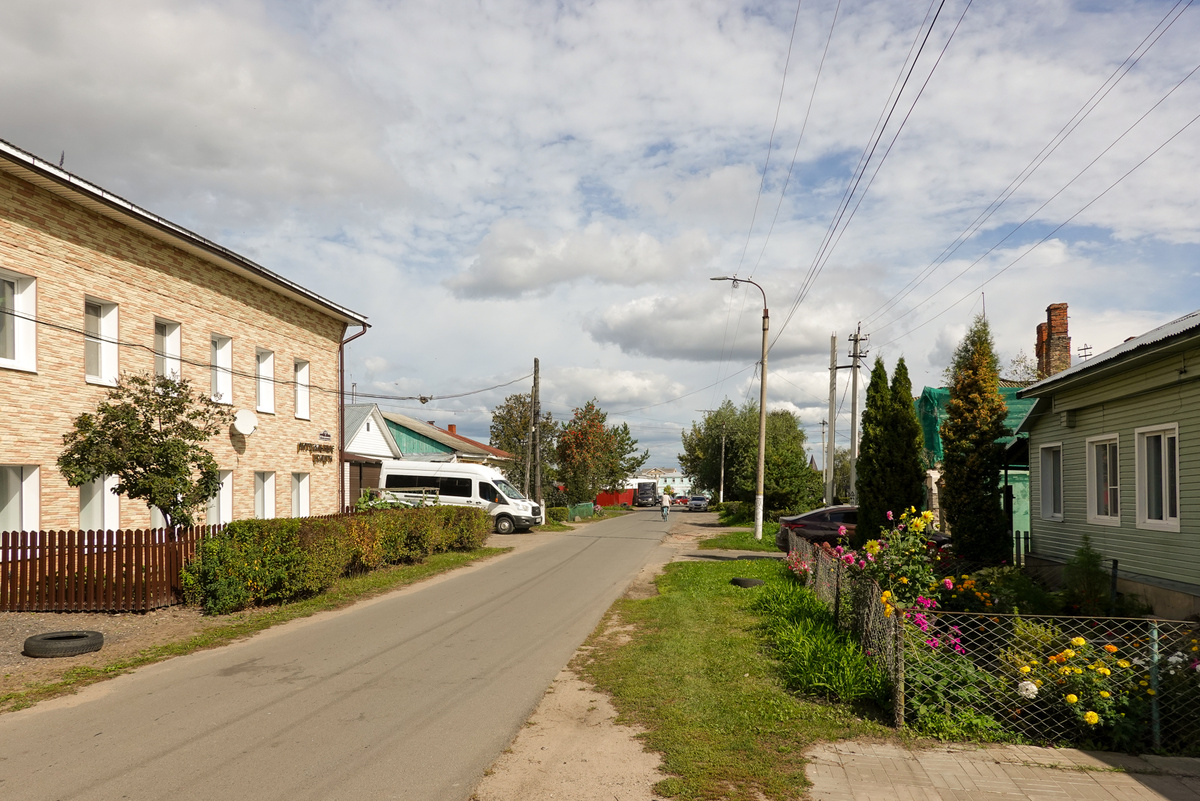 В городе идеальный асфальт. Октябрьская улица.