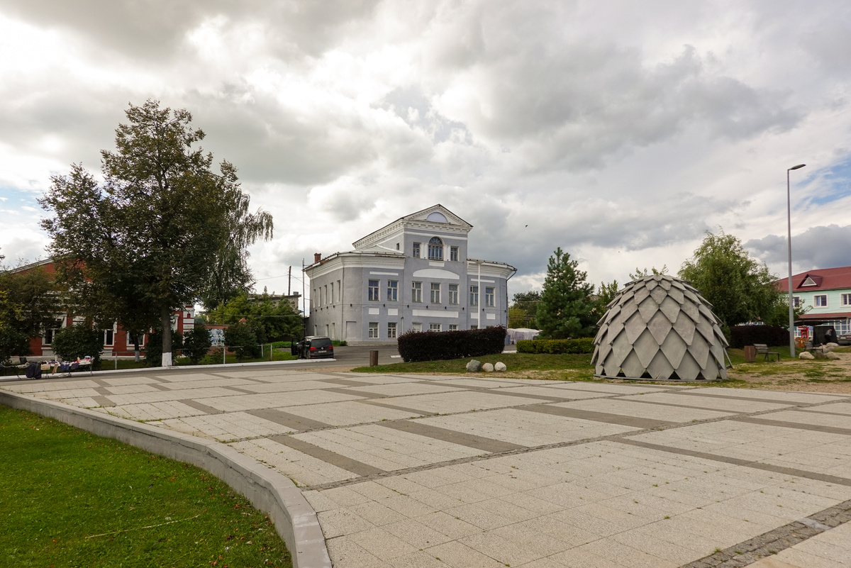 На фото жилой дом Зезиных (первая четверть XIX века). Точный адрес: Октябрьская улица, 16/5.