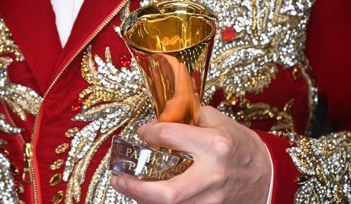     Золотой Граммофон в руке артиста. Источник: iz.ru Автор фото: Евгений Биятов