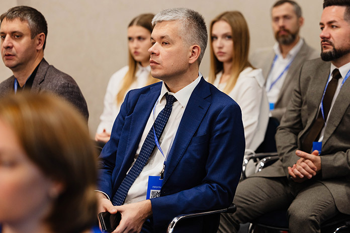    Алексей Шовкун (в центре) был готов к росту налоговой нагрузки. Фото: prof-it.d-russia.ru, автор — Арсений Вишневский