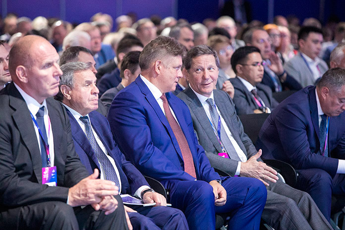    Сенаторы от Новосибирской области Александр Карелин и Владимир Городецкий (первый и второй слева), представитель Новосибирской области в Госдуме Александр Жуков (четвертый слева) и полномочный представитель президента РФ в СФО Анатолий Серышев (третий слева). Фото Михаила Перикова из архива «Континента Сибирь»