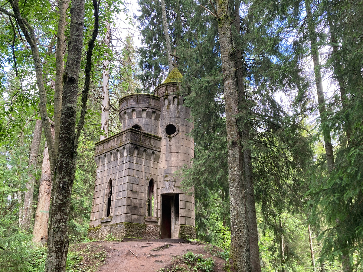 Часовня. Место действительно сказочное. Кажется, что в башне томиться прекрасная принцесса, а из-за деревьев вот-вот вынырнет огнедышащий дракон
