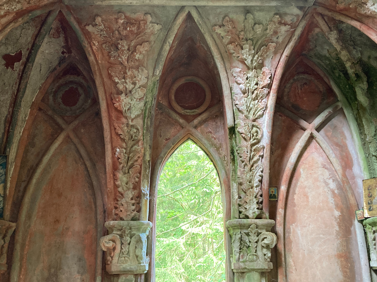 Лепнина в часовне хорошо сохранилась