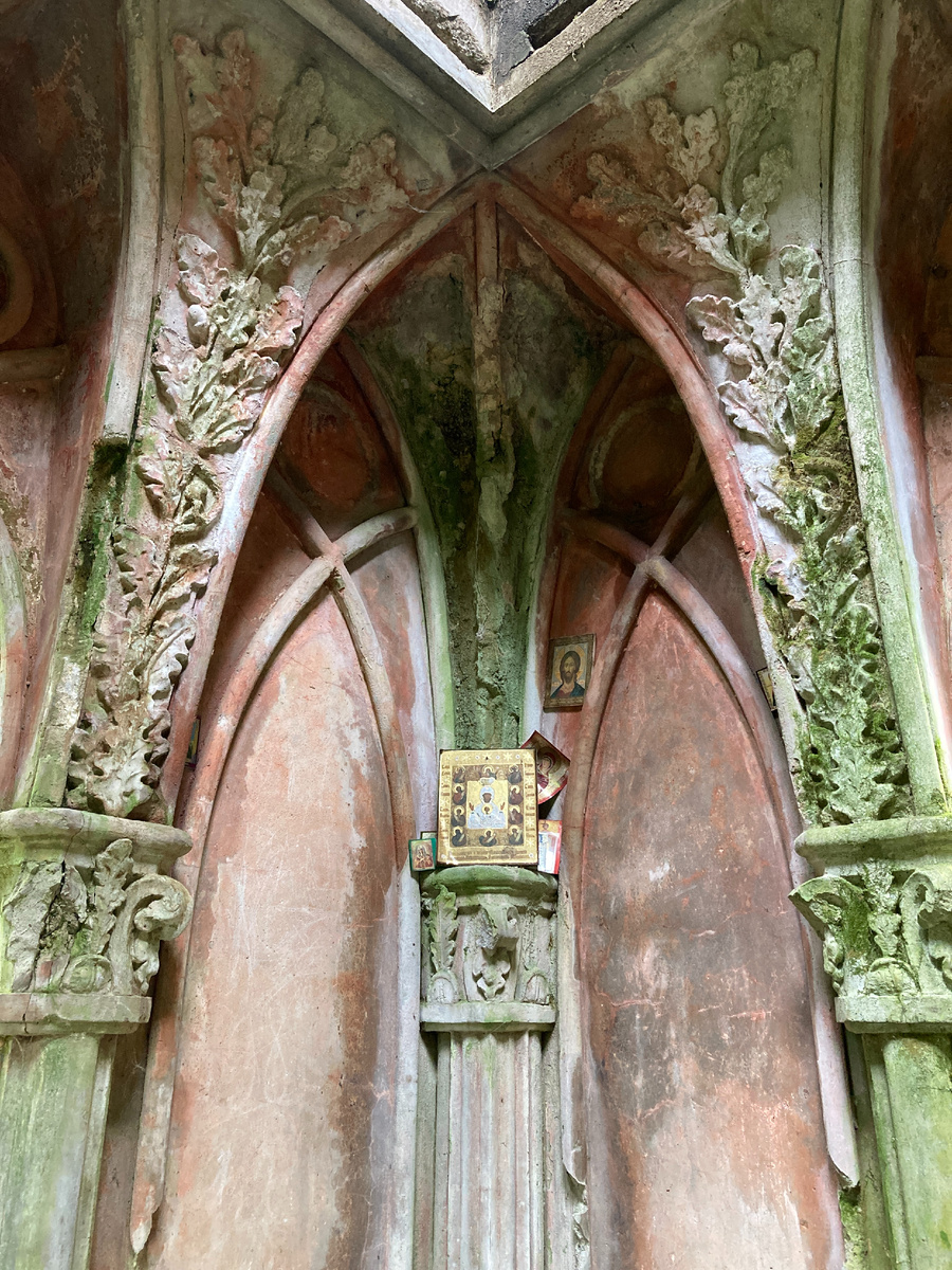 Кто-то заботливо поставил иконы