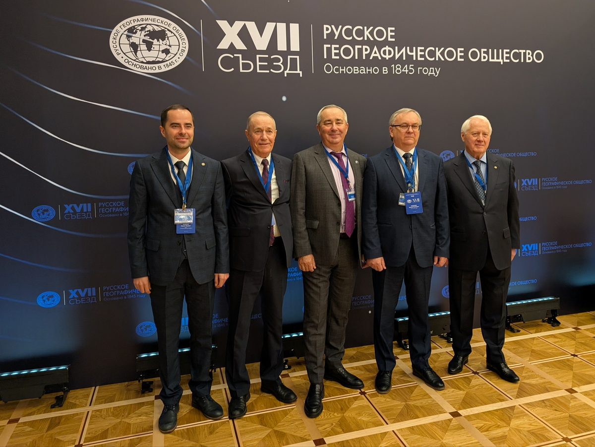 Делегация СГУ с коллегами. Справа – председатель Московского городского отделения Русского географического общества, первый вице-президент и председатель Учёного совета РГО, Президент географического факультета МГУ, академик РАН Н.С. Касимов. В центре – декан географического факультета МГУ, член Президиума РГО, член-корреспондент РАН С.А. Добролюбов.