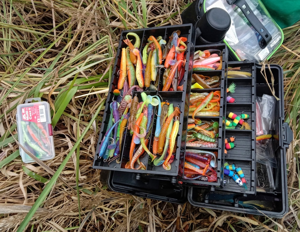 Если что, слева тоже коробка с приманками. моими )))) 