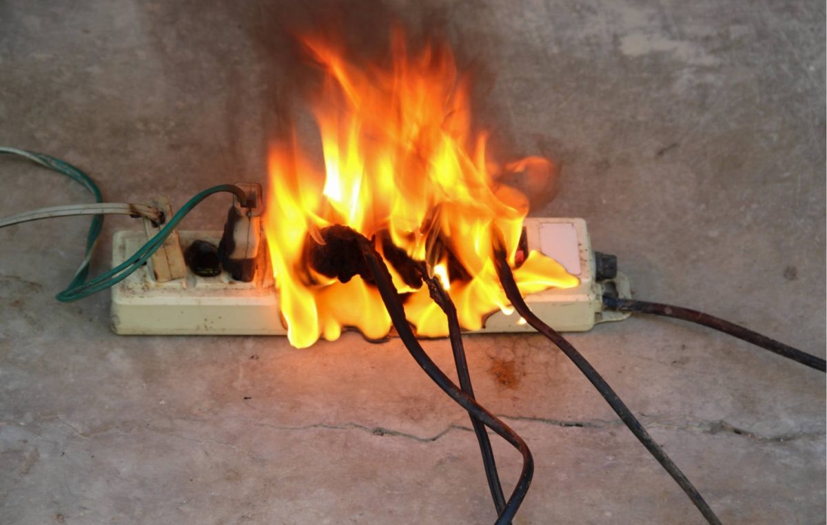    Возгорание удлинителя / © Sunti Wongyai, Shutterstock