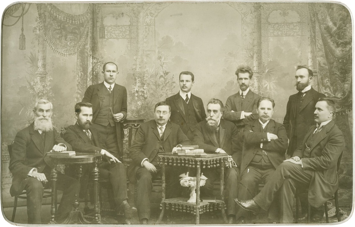 А. Сметона (сидит второй слева) с другими членами комитета Литовского научного общества (1911–12).