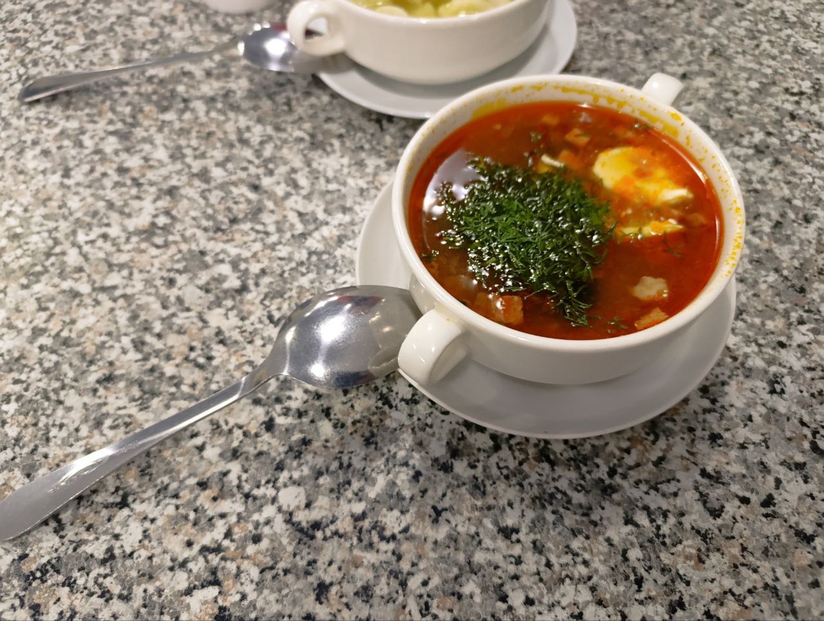 Солянка. 460р. В меню написано, что зелень подается отдельно, но нас не стали утруждать и добавили сразу.