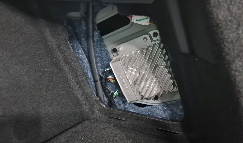 Только на крошечном усилителе есть маркировка Bose...