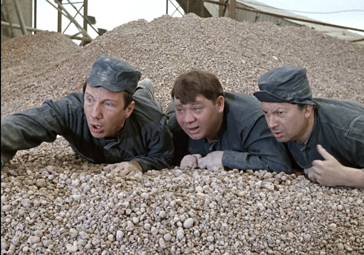 Кадр из кинофильма "Джентльмены удачи", 1971 г., режиссер Александр Серый, сценаристы Виктория Токарева, Георгий Данелия, композитор Геннадий Гладков (скриншот)