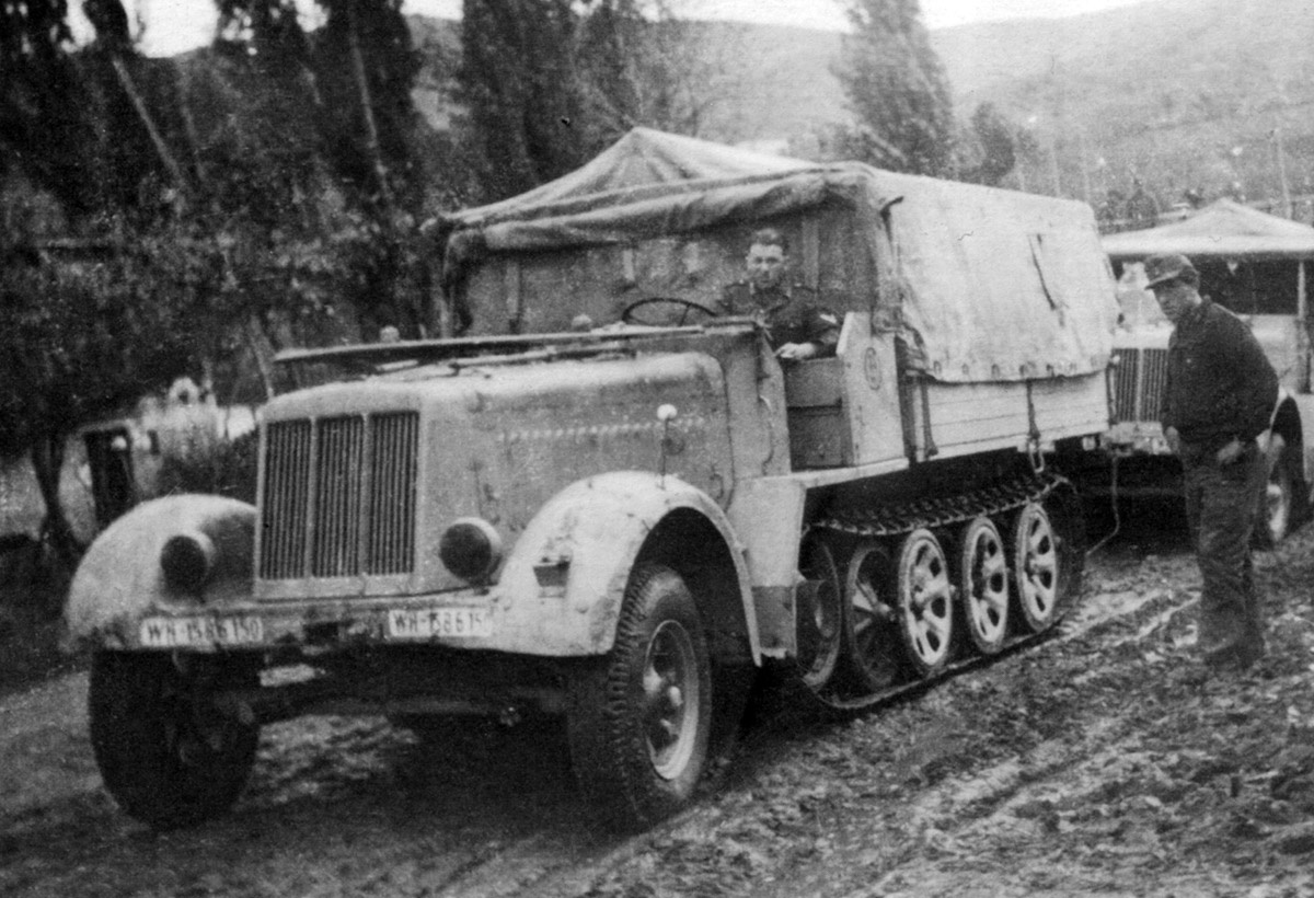 Такой же тягач, выпущенный во второй половине 1944 года.