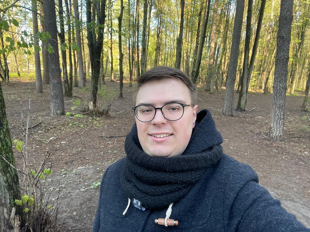 Раньше жил с видом на этот лесопарк. Тут очень высокие деревья! При сильном ветре иногда переживали, что они могут просто свалиться! Фото: Михаил Лайф Влог