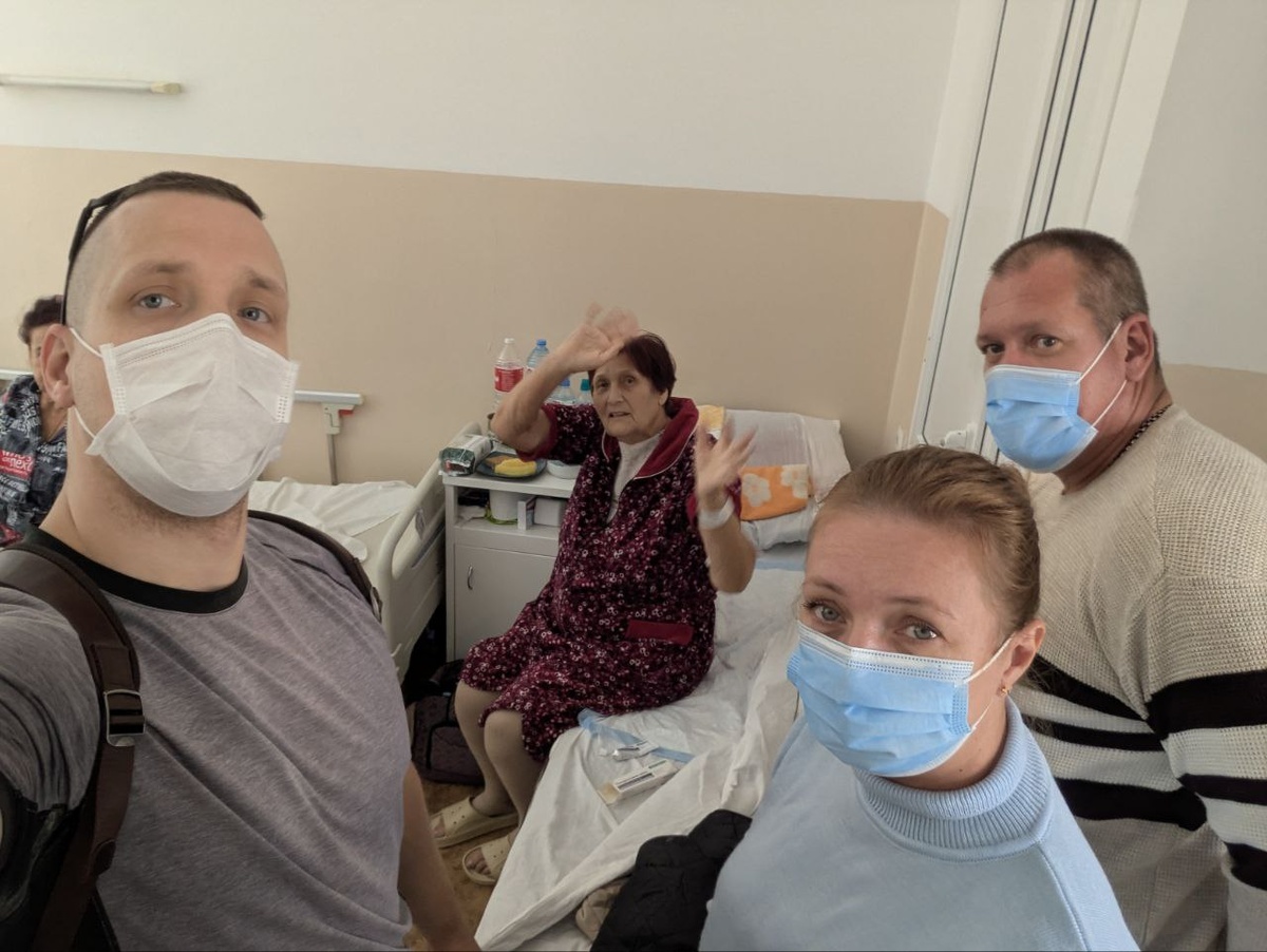 Хорошо когда близкие люди рядом. А что это у них с глазами-то?.. Наверное, хирург со скальпелем вошел в палату...