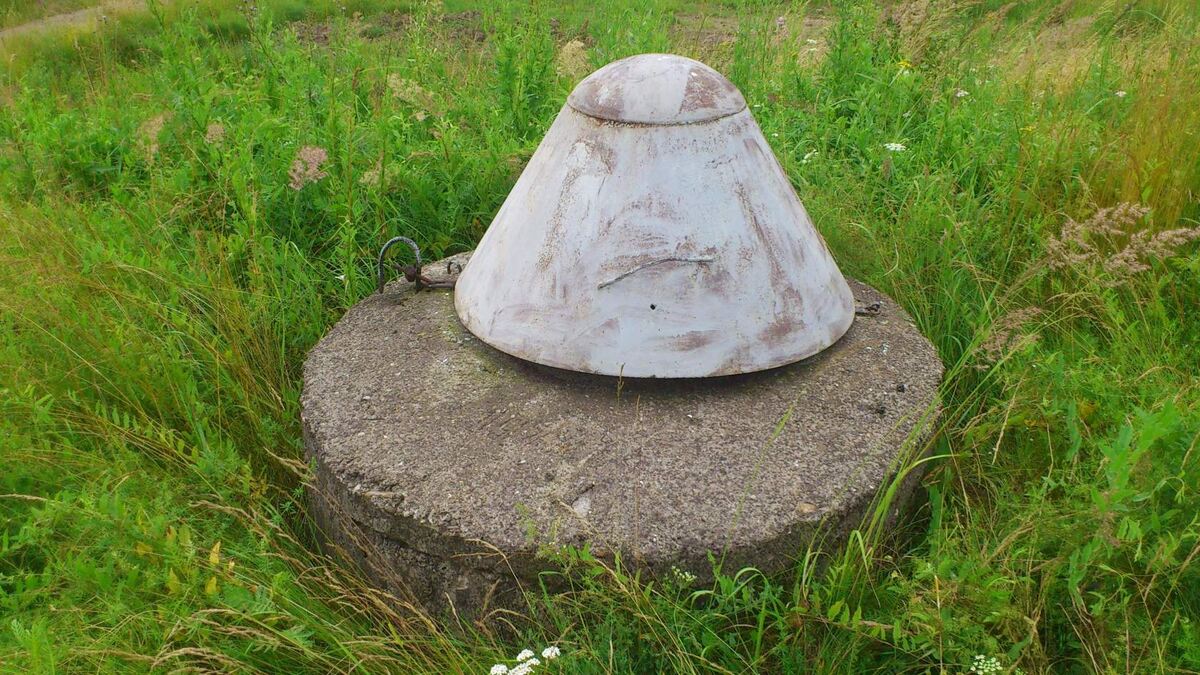   Так выглядит одна из двух горловин резервуара.