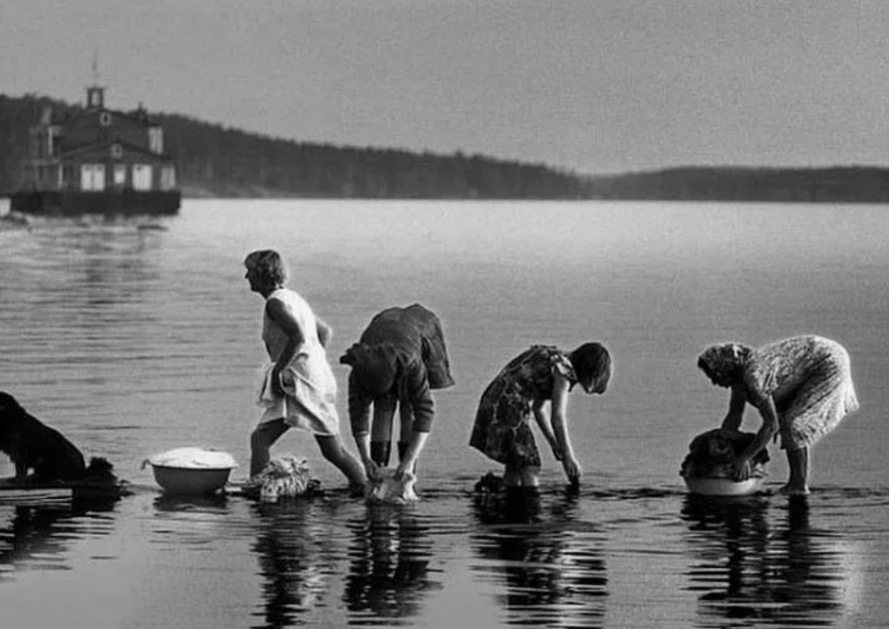 Моя мама исенно так и стирала на каникулах в деревне