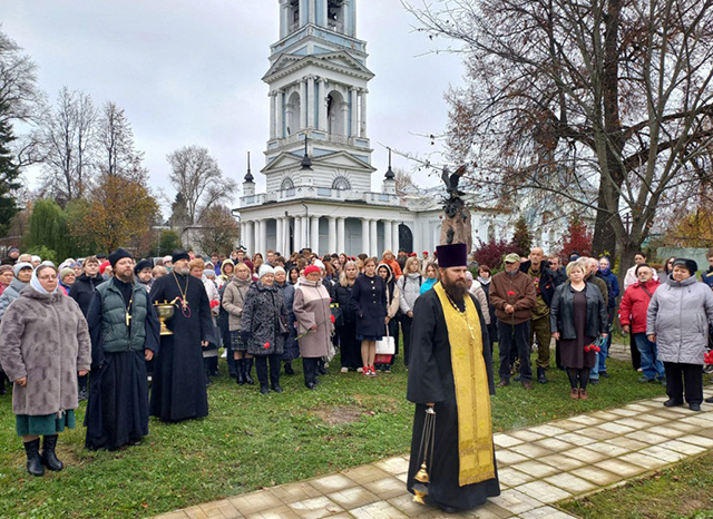 В Калязине Тверской области открыли памятную плиту в честь погибших воинов