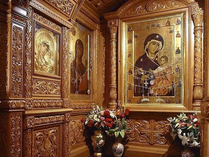 Иверская икона в часовне у ворот Красной площади