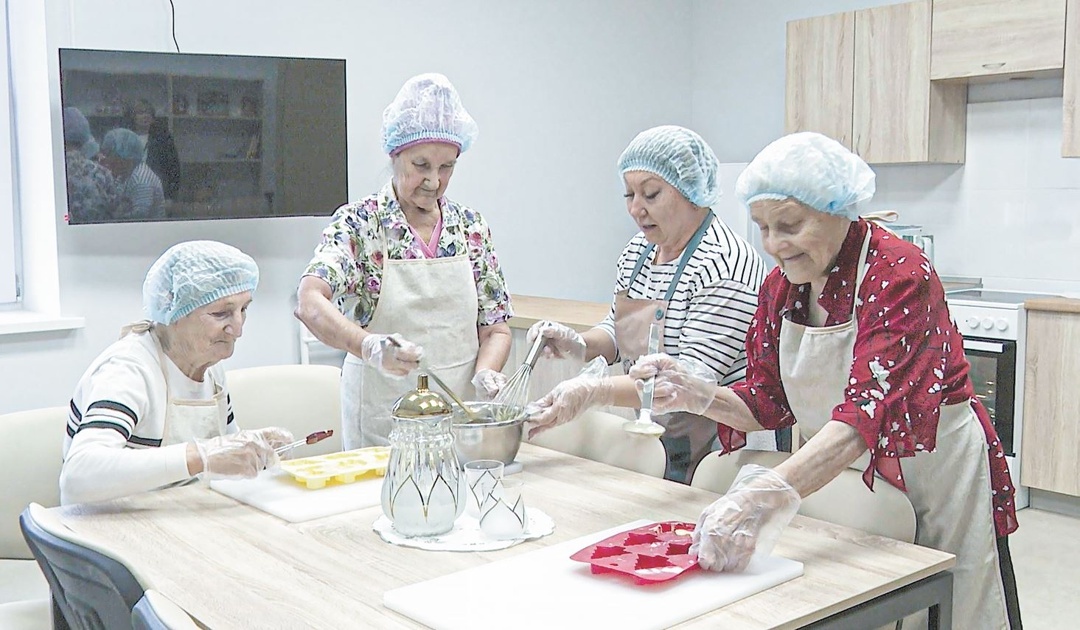 Жительницы дома-интерната в дружной компании с удовольствием пекут бисквиты