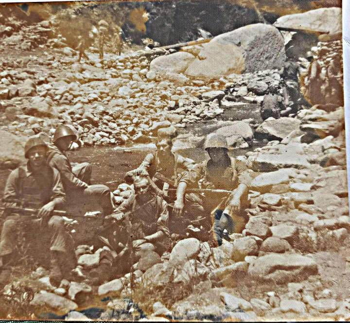 На фотографии десантники 3 батальона 350 пдп в ущелье Шигал во второй день операции после выхода на соединение с десантом.