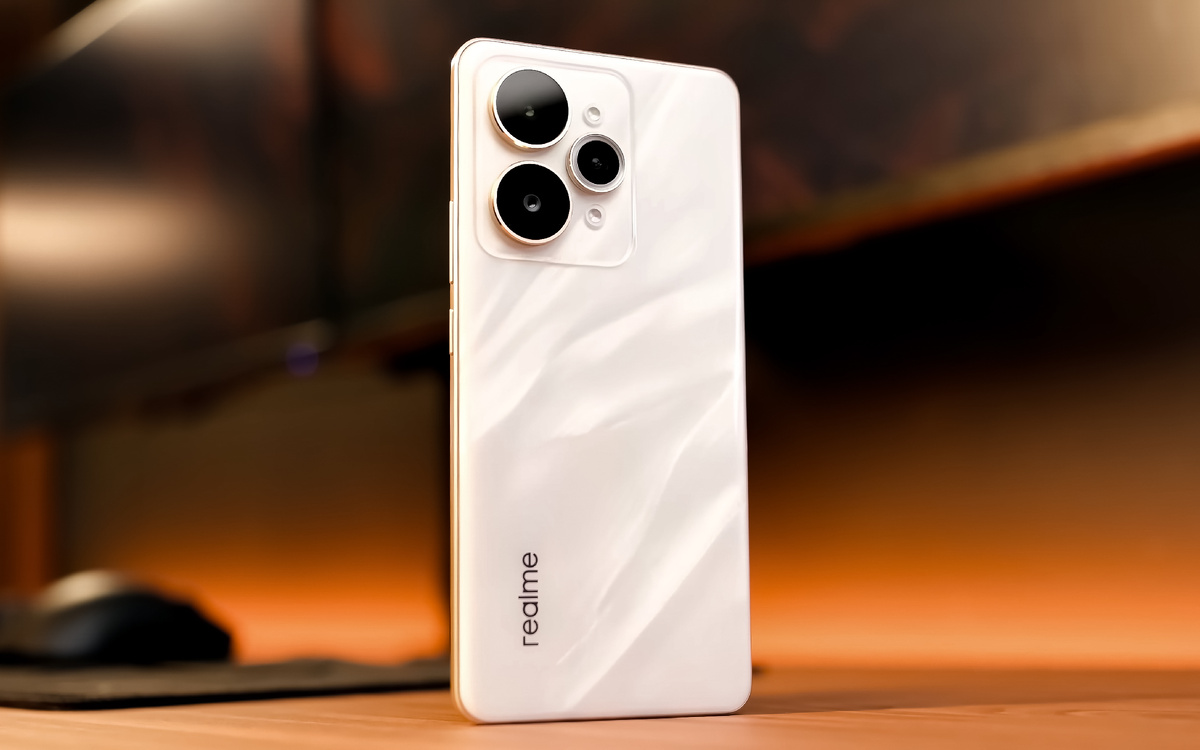 Realme 15 Pro в белом цвете