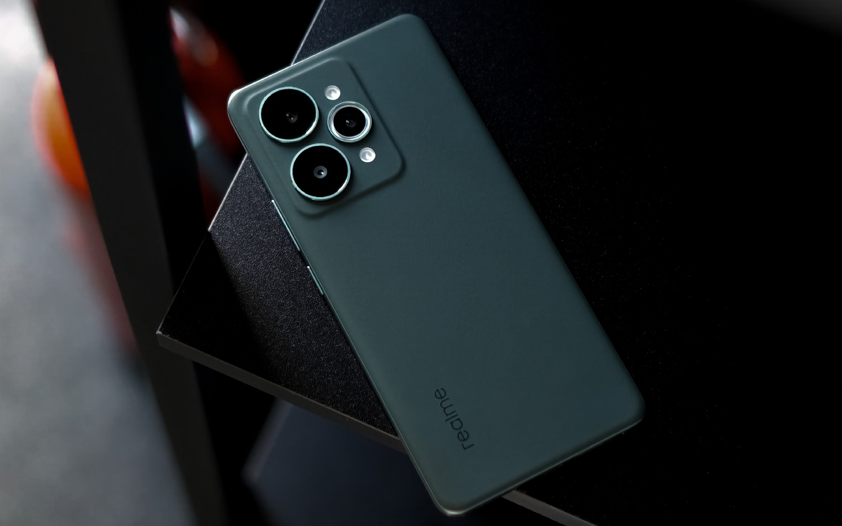 Realme 15 Pro в цвете «Бархатный зелёный»