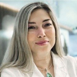    — Еще один «кит» — это неприятие потери. Нобелевский лауреат Даниэль Канеман в своих исследованиях продемонстрировал, что психологическая боль от потери тысячи рублей ощущается примерно в 2,5 раза сильнее, чем радость от получения такой же суммы. Банки осведомлены об этом явлении. Именно поэтому в их маркетинговых стратегиях часто встречаются формулировки, апеллирующие к этому чувству. Какая из двух фраз вызовет больший отклик? «Получите кешбэк пять процентов» или «Не теряйте пять процентов с каждой покупки, активируйте кешбэк». Вторая фраза, акцентирующая внимание на избежании потенциальной потери, работает эффективнее, несмотря на то, что смысл обоих предложений абсолютно идентичен, — объяснила доцент кафедры управления рисками и страхования Санкт-Петербургского государственного университета Ольга Медяник.