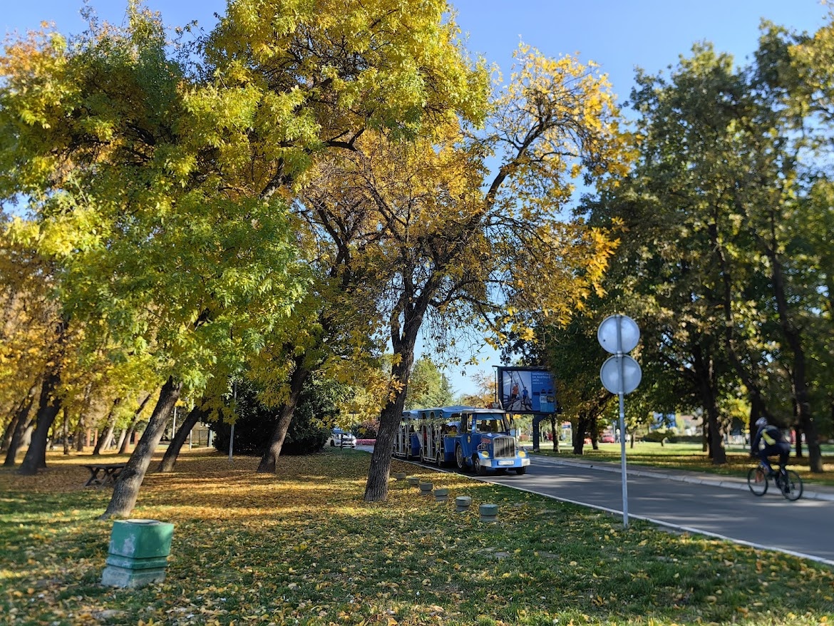 Туристический паровозик на Аде