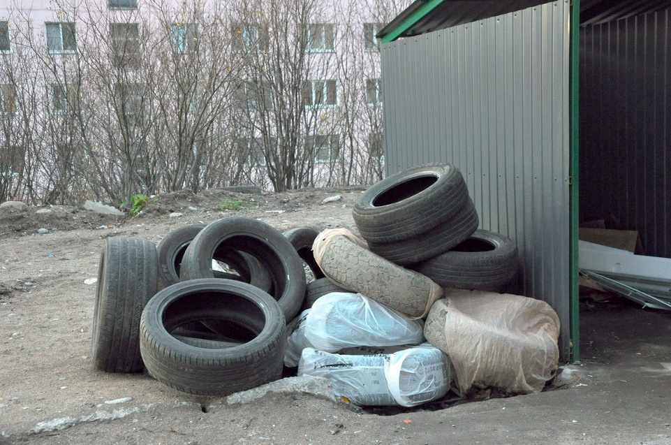    В ЗАТО Североморск открыли дополнительный пункт для сбора и временного хранения отработанных автопокрышек. Фото: Администрация ЗАТО г.Североморск / vk.com/cityseveromorsk