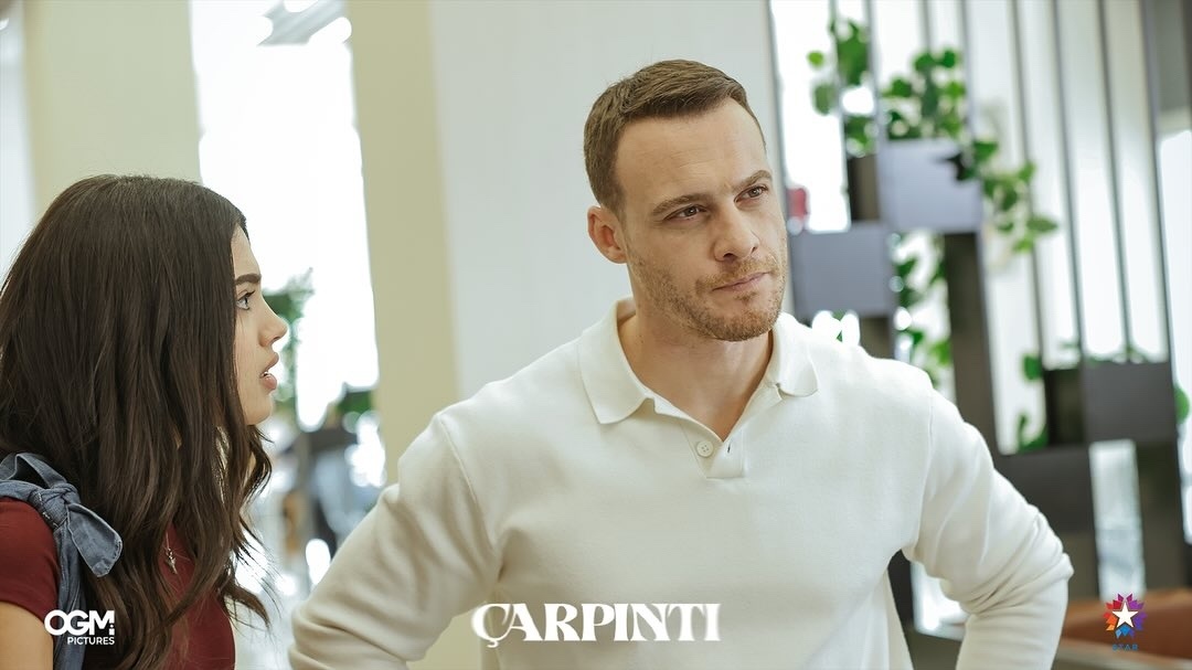 Фото из официального аккаунта в Инстаграм "Сердцебиение". Керем Бюрсин, Лизге Джемерт (Арас, Аслы)