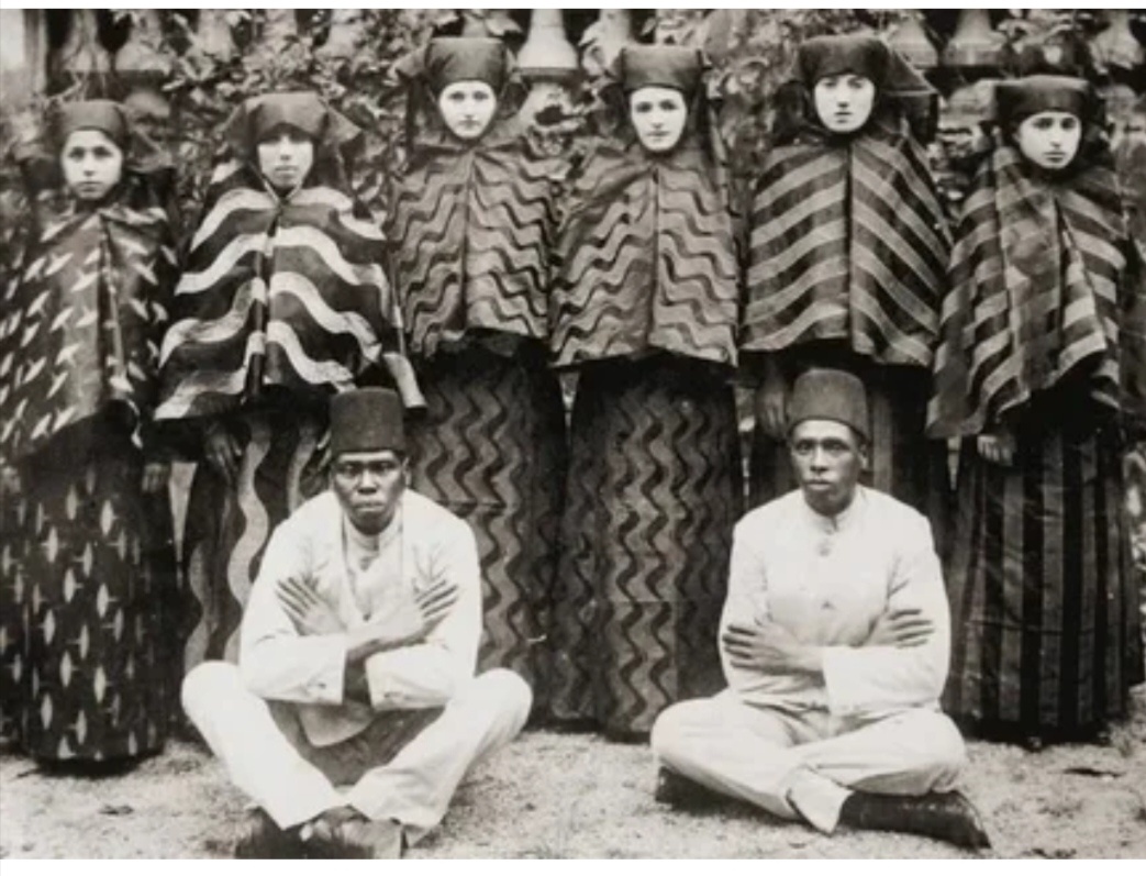 Евнухи со своим "подчинёнными". фото находится в открытом доступе 