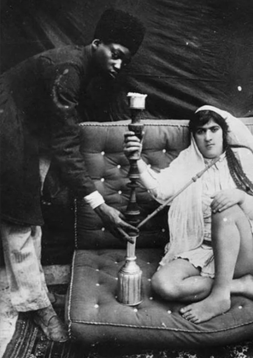 Евнух подносит кальян одалиске.фото находится в открытом доступе 