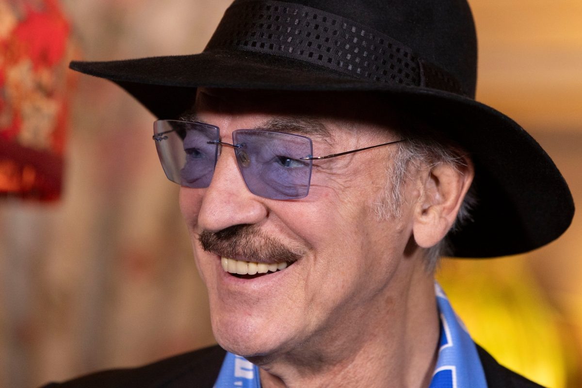    Покидать сцену артист не собирается