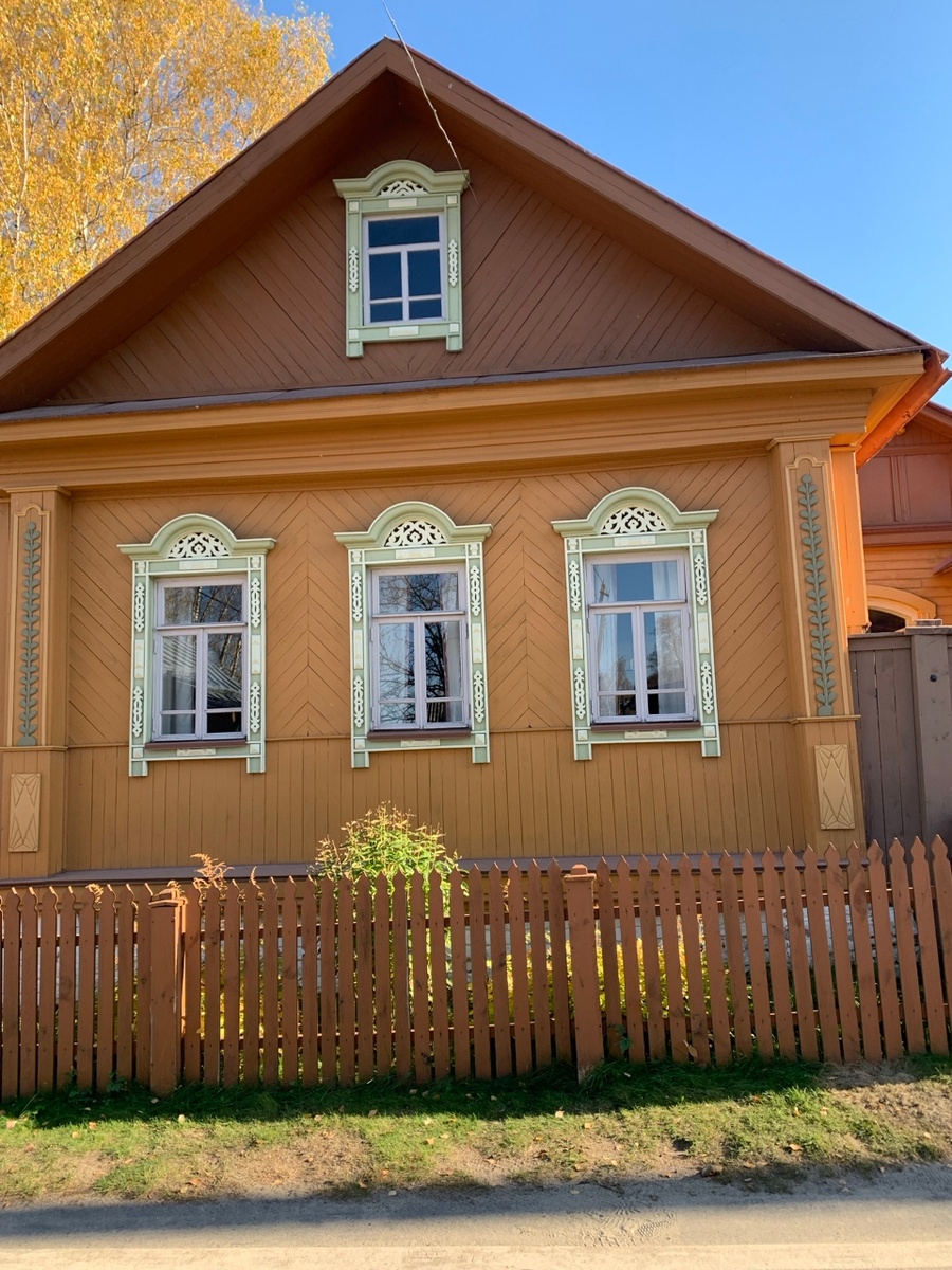 Домики Плёса такие разные. Фото автора. Листайте галерею.